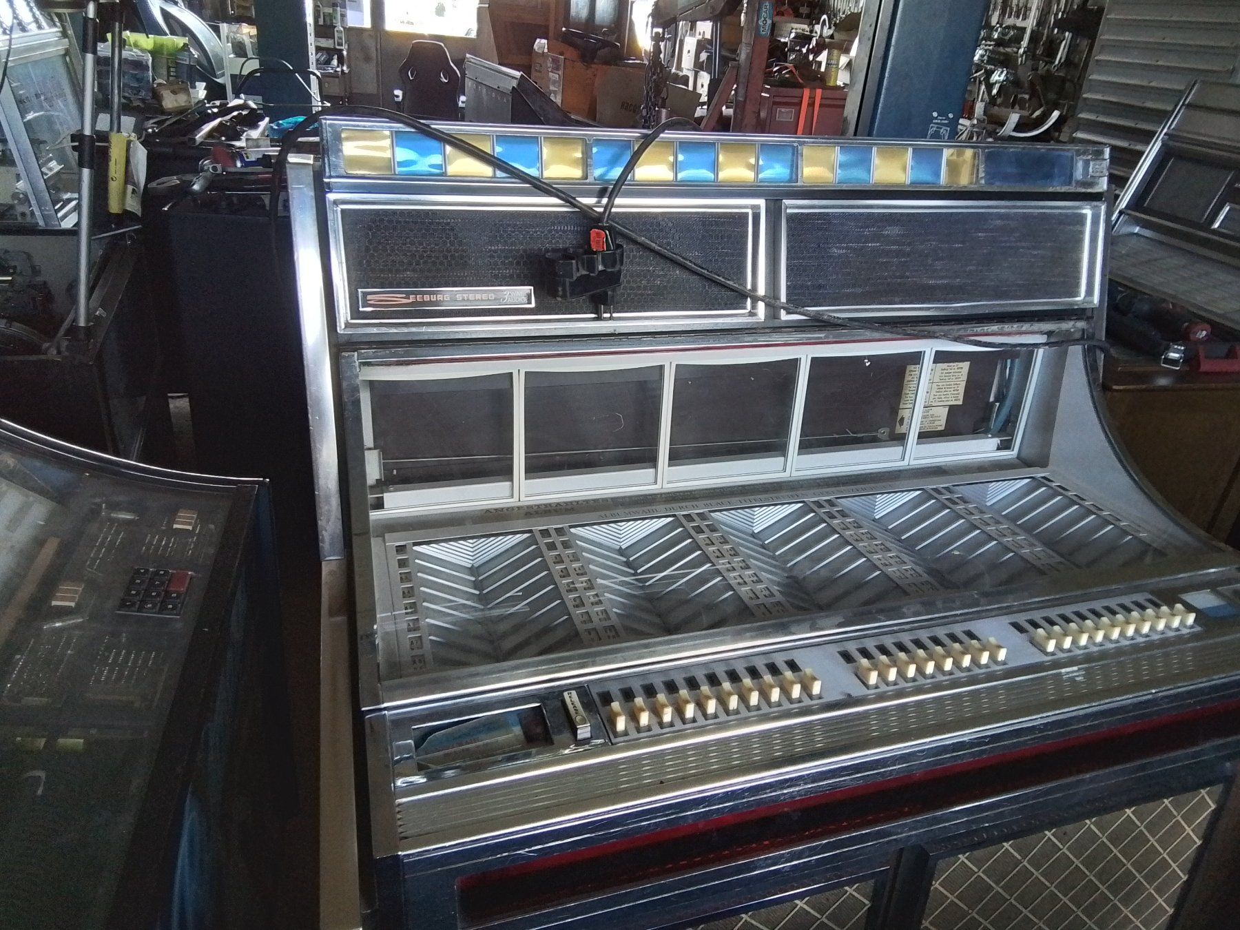 Musiktruhen: 2 jukebox identiques pour bricoleur – Gebraucht aus Morrens VD von senka
