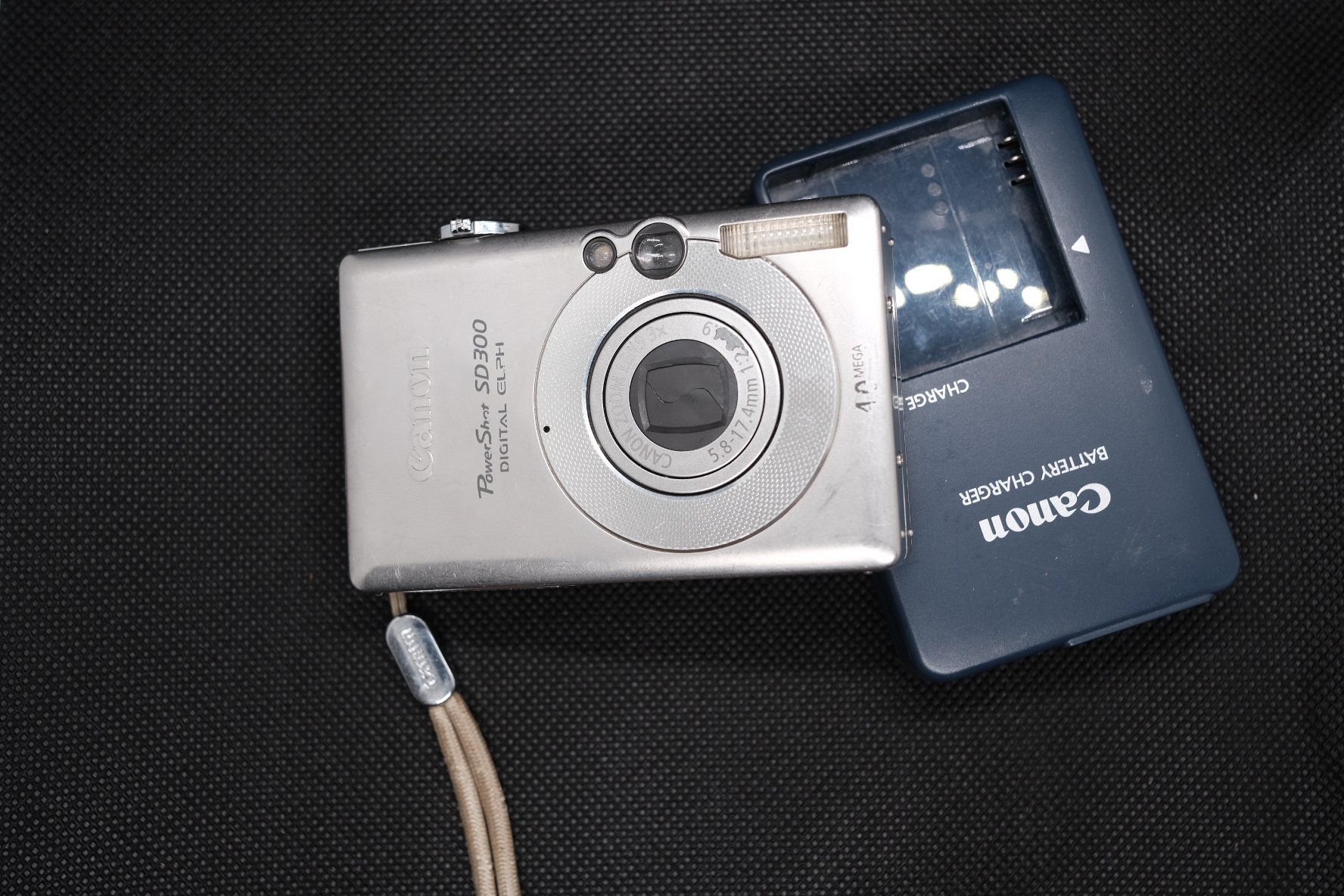 Canon Fotocamera: Canon PowerShot SD300 / Digital IXUS 40 – CCD – Usato da Neuchâtel venduto da Carlosfmunoz