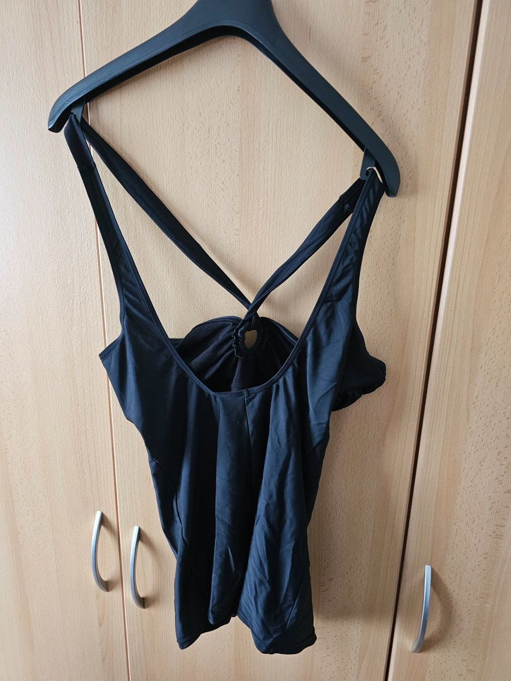 Costumi da bagno & Bikini: Schwarzer Neckholder Badeanzug Grösse 44/46 – Usato da Sumiswald venduto da Sumo68 1