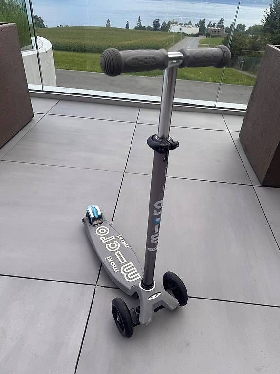 Kickboard: Micro Maxi Kinderroller grau  guter Zustand – D'occasion à Meggen par inf_sj2l