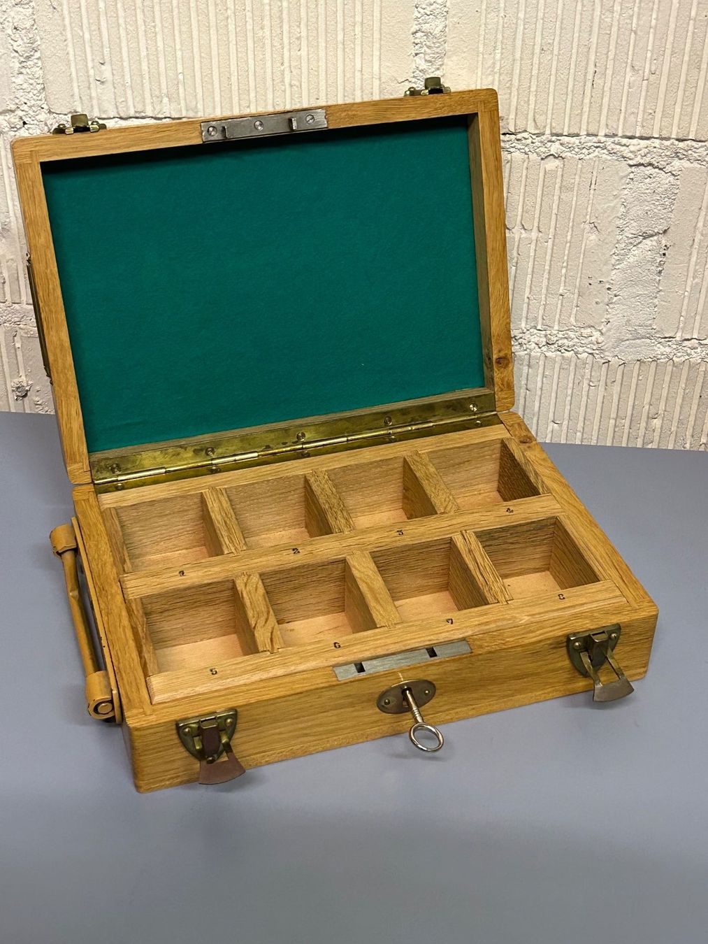 Registratore di cassa: Holzkassette mit Fächern, mit Schlüssel! – Usato da Etzelkofen venduto da Botti50 1