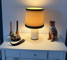 Vintage Mid-Century Tischlampe – Elfenbein-Optik mit Relief 