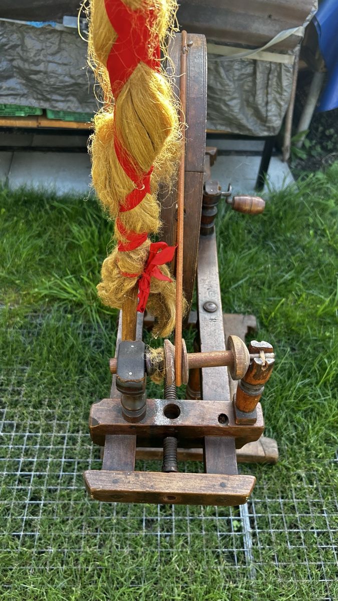 Ruote per filare: Antikes Spinnrad aus Holz – Usato da Oberurnen venduto da red_5myh 1