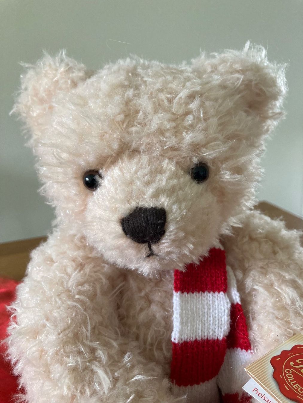 Teddy Hermann Spielzeuge: Teddy Hermann Sammler-Bär mit Schal & Handschuhen – Gebraucht aus Mönchaltorf von Tschibi 2
