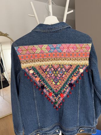 Jeansjacke Mango Stickerei hinten blau Groesse S