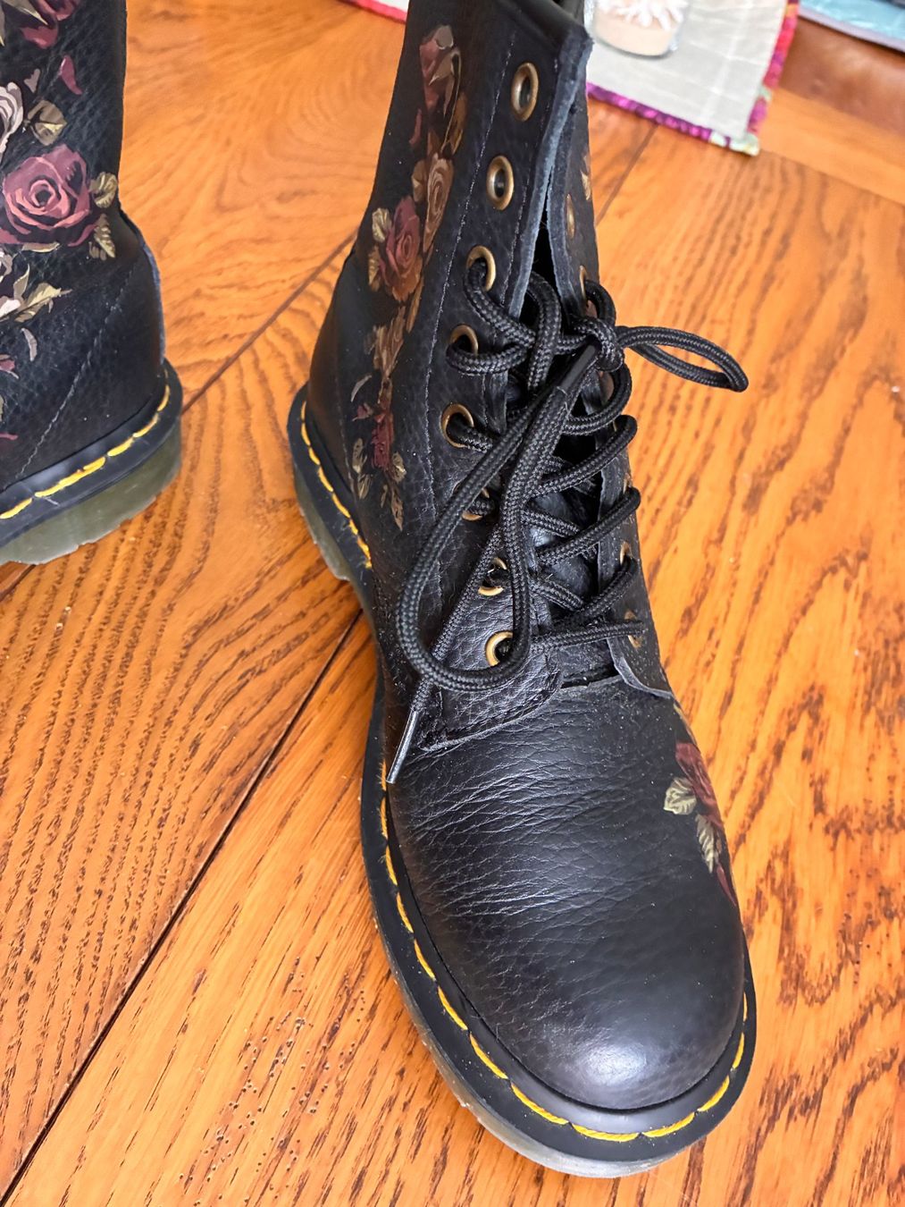 Dr. Martens Scarpe da donna: Chaussures Dr Martens motif fleurs Taille 38 – Usato da Vevey venduto da zecollector 2