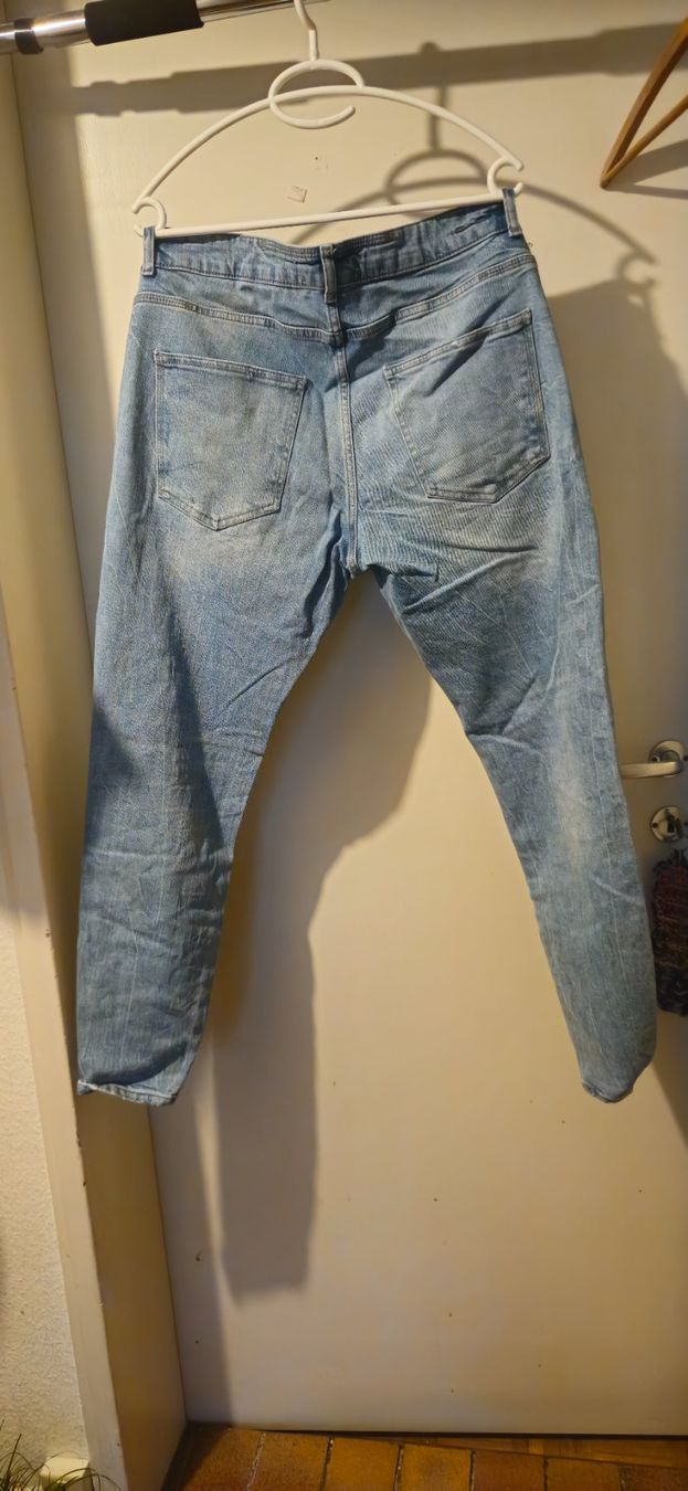 Zara Jeans: Jeans Zara hellblau Grösse 44 gebraucht – D'occasion à Basel par NikaV13 1