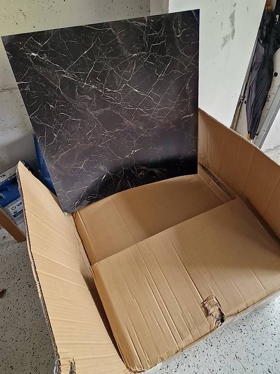 Rivestimenti per pavimenti: Vinyl Bodenplatten 60x60 Marmor Optik 100m² – Nuovo e nell'imballaggio originale da Allenwinden venduto da Babo2 1