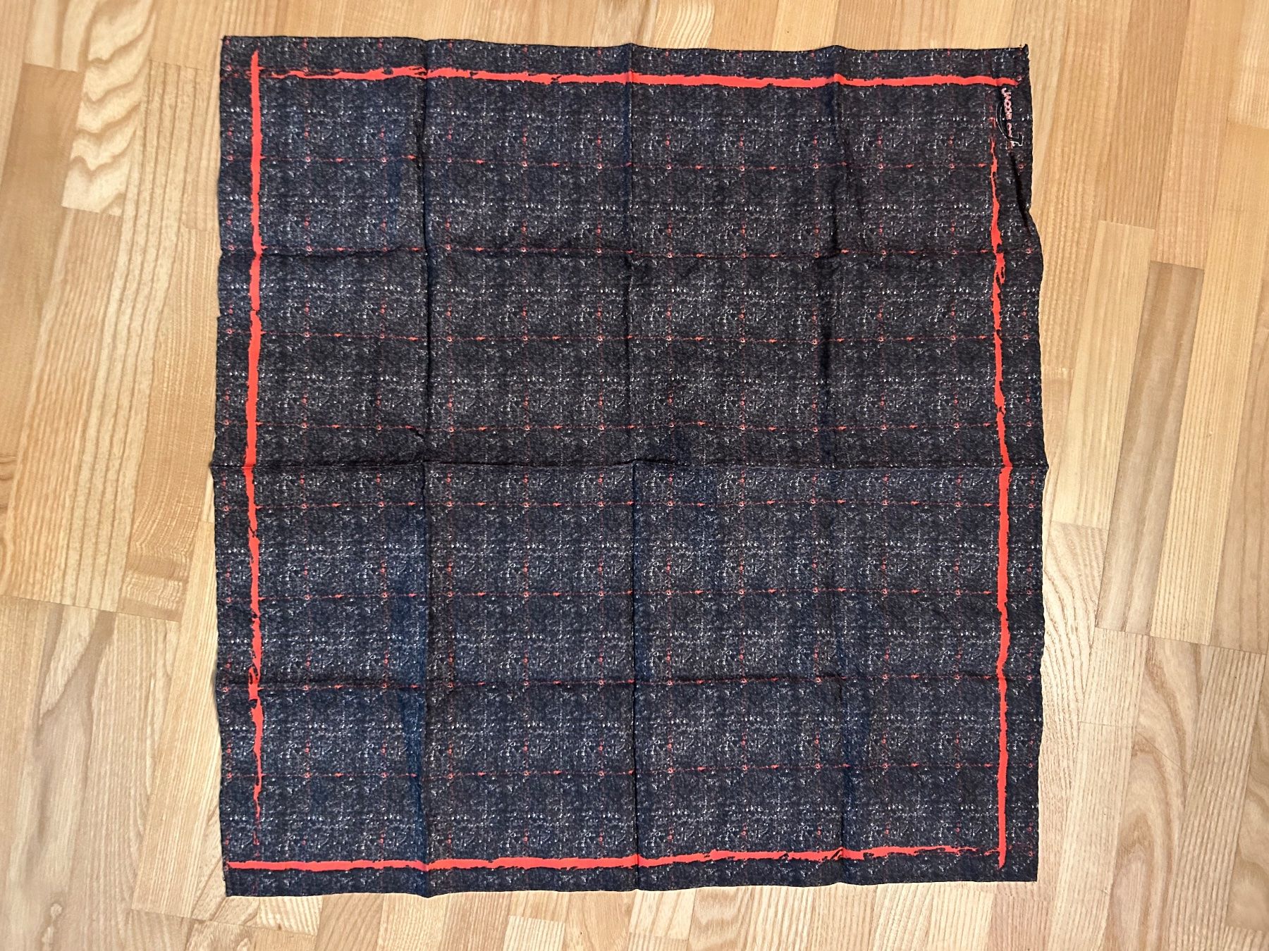 Jacob Cohën Foulard & Sciarpe: Jacob Cohen Tuch rot/schwarz 30% Seide – Nuovo (secondo la descrizione) da Brüttisellen venduto da ThommyK