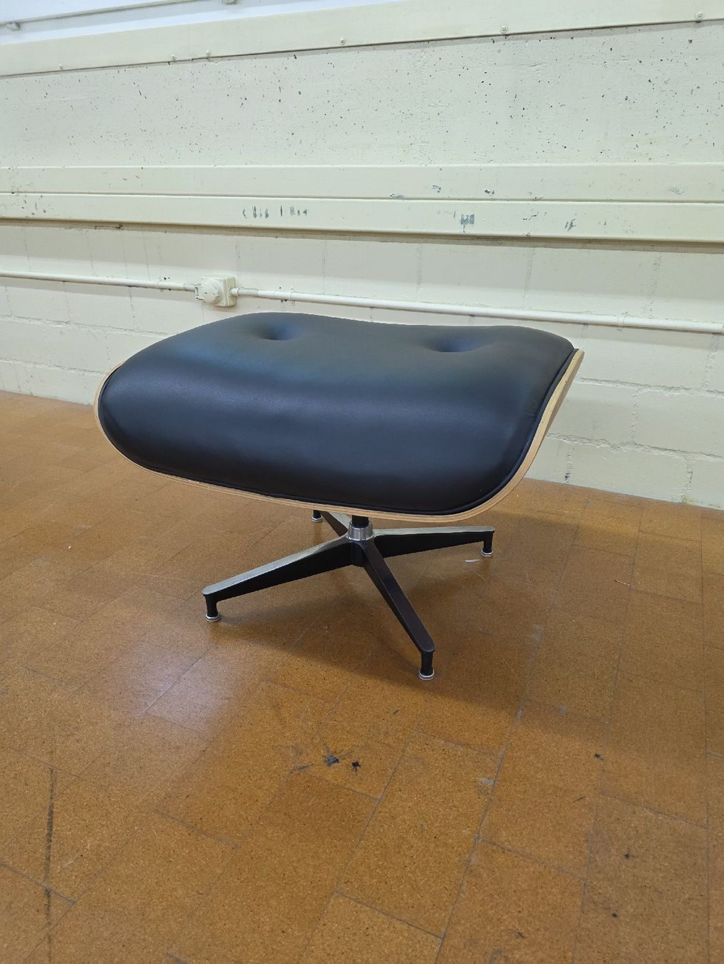 Hocker: Designer Ottoman zum Eames Lounge Chair – Gebraucht aus Lichtensteig von Polsterwerk