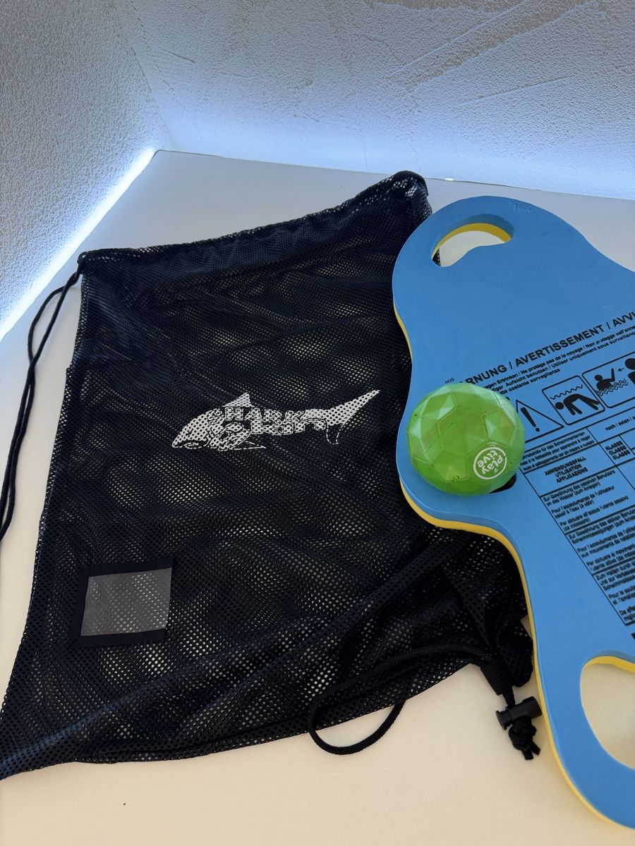 Tavole da surf e di nuoto: Schwimmbrett Sharkskin mit Netzbeutel und Ball – Usato da Rotkreuz venduto da GoldHeinz 1