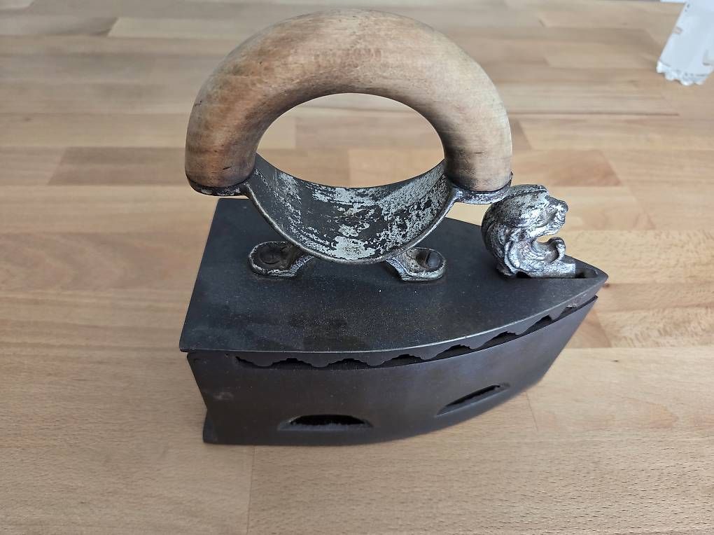Bügeleisen: Gusseisen Bügeleisen – Gebraucht aus Hittnau von Vanessa1490 1