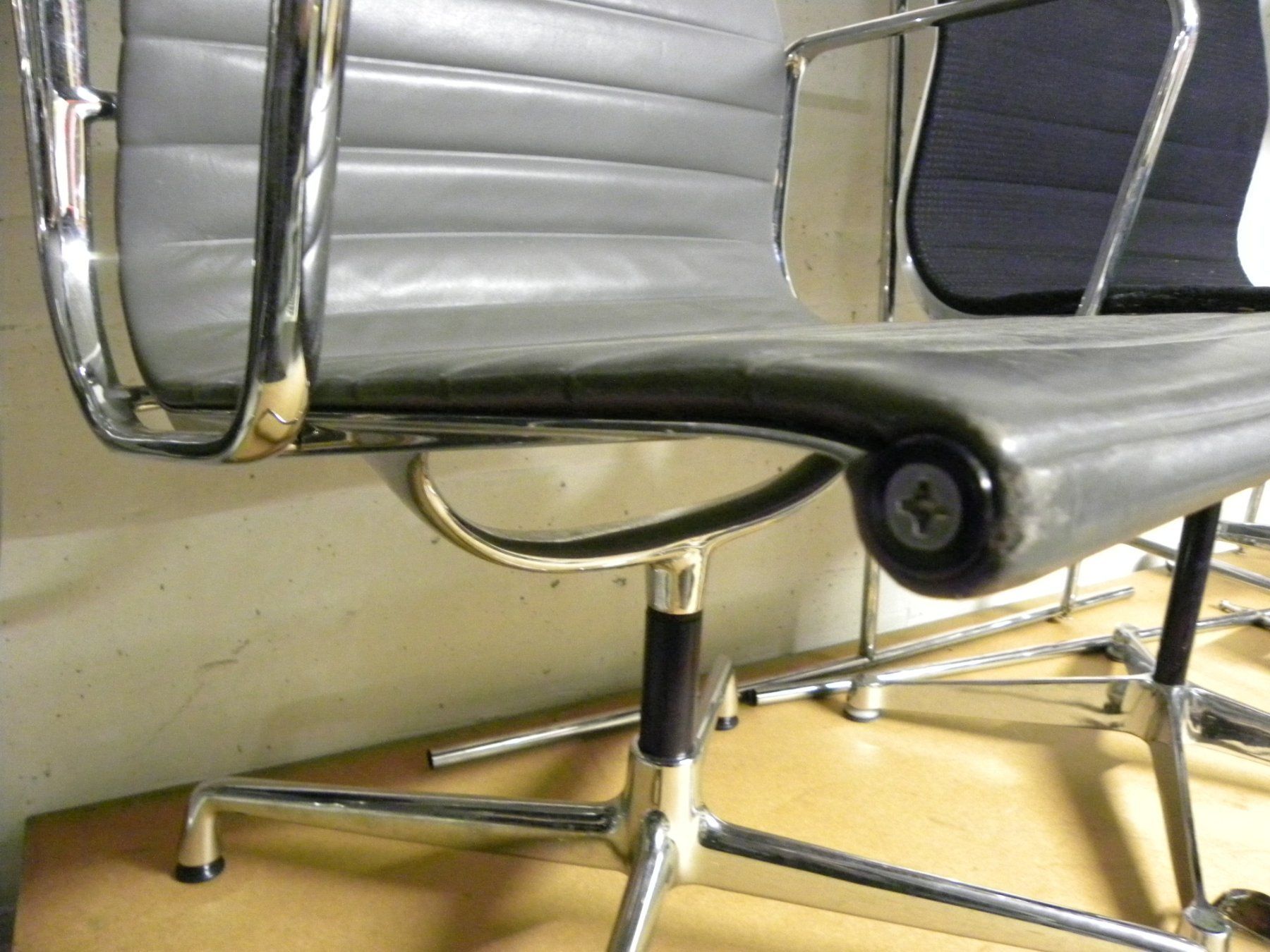 Sedie: ORIGINAL EAMES EA 108 VON VITRA – Usato da Küsnacht ZH venduto da walterzingo 2