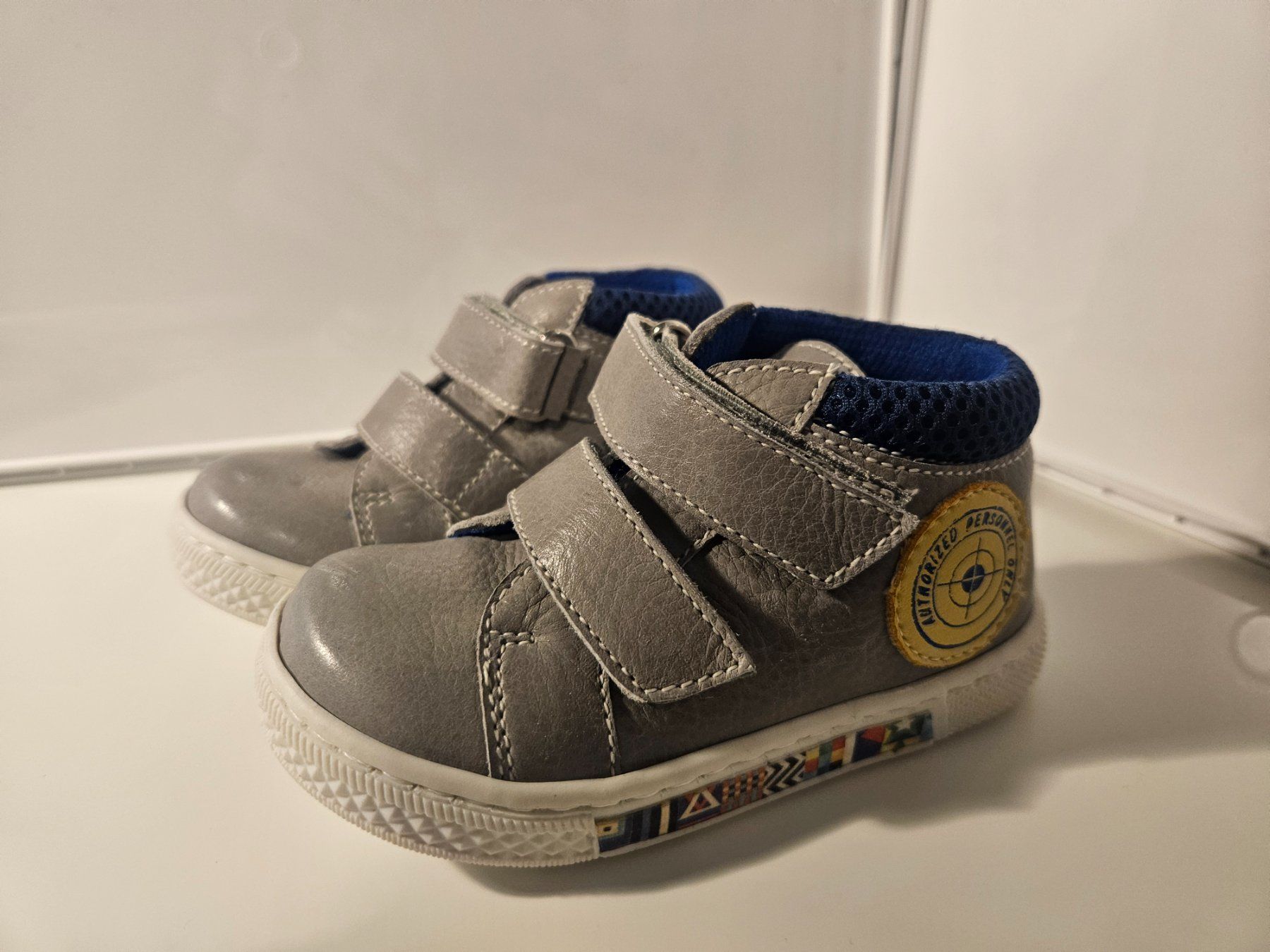 Scarpe per ragazzi: Kinder Schuhe Grau Gr.20 – Nuovo (secondo la descrizione) da Uznach venduto da dom_2hyx 2