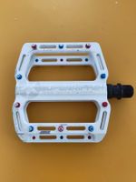 Brave Machine Superrippah Flat Pedals - Weiß mit bunten Pins