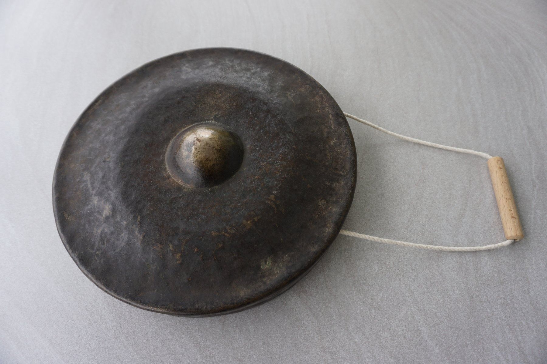 Musikinstrumente: antiker asiatischer Buckelgong – Gebraucht aus Sursee von Chrigi96 1