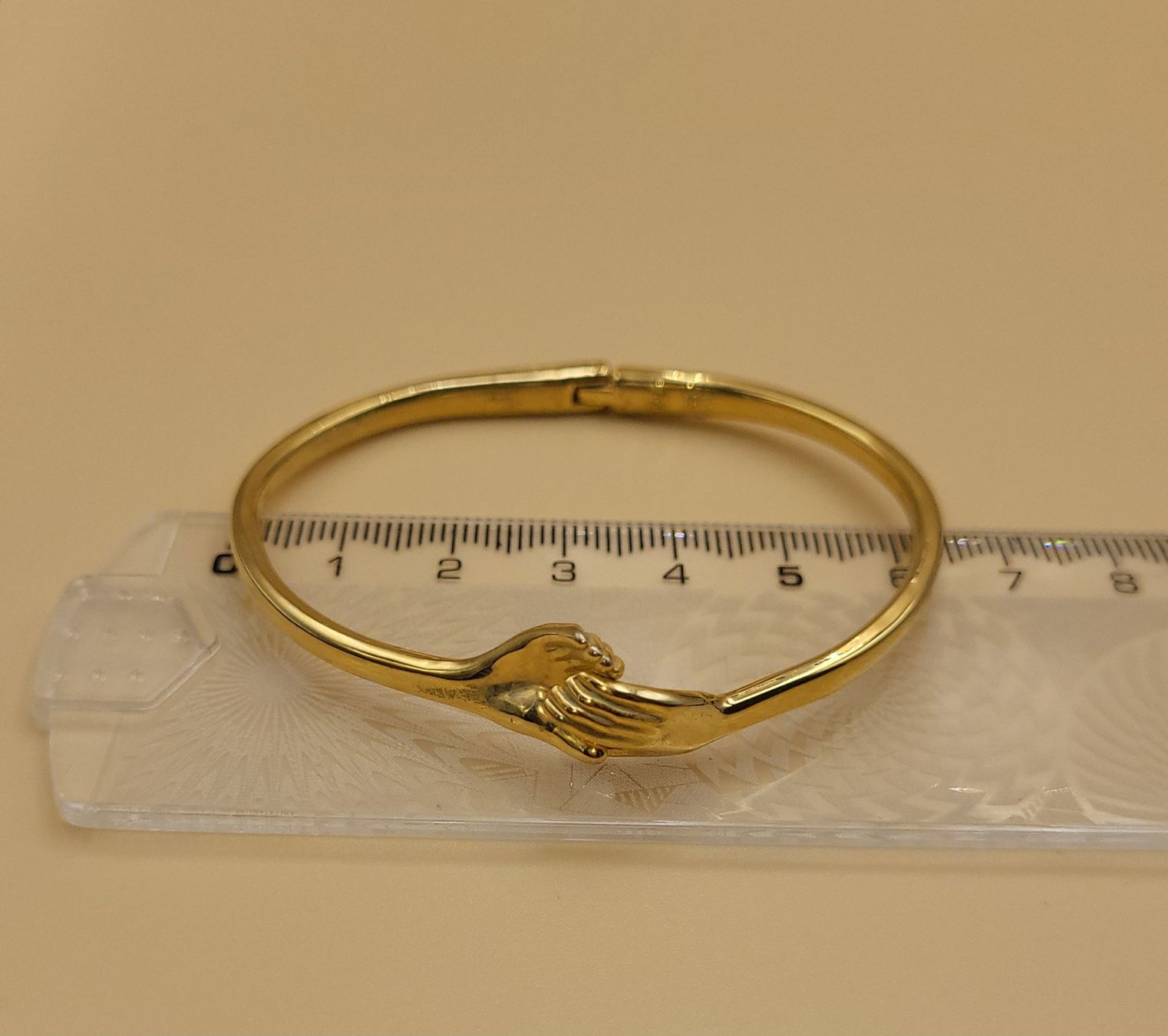 Armbänder & -reifen: Goldene Armreif mit Händchen - Symbol der Freundschaft – Gebraucht aus Wald ZH von SwissPawnshop 2