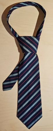 Cravate rayée bleu et rouge, élégante et intemporelle.