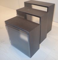 3 petites étagères noires avec porte translucide