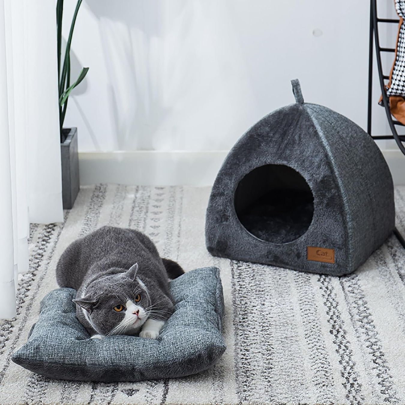 Cucce & Letti: Grand nid triangulaire pour chat avec coussin – Nuovo e nell'imballaggio originale da Uvrier venduto da AlpineTreasures 1