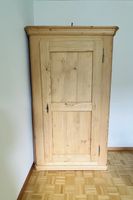Antiker Tannenholz Schrank in gutem Zustand