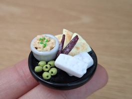Handmade Humus mit Pitabrot, Oliven und Feta Käse