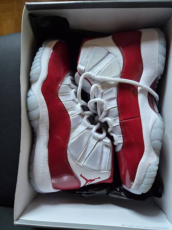 Herrenschuhe: Jordan 11 Cherry 42.5 original  – Neu und originalverpackt aus Beckenried von Travelbuddy 1