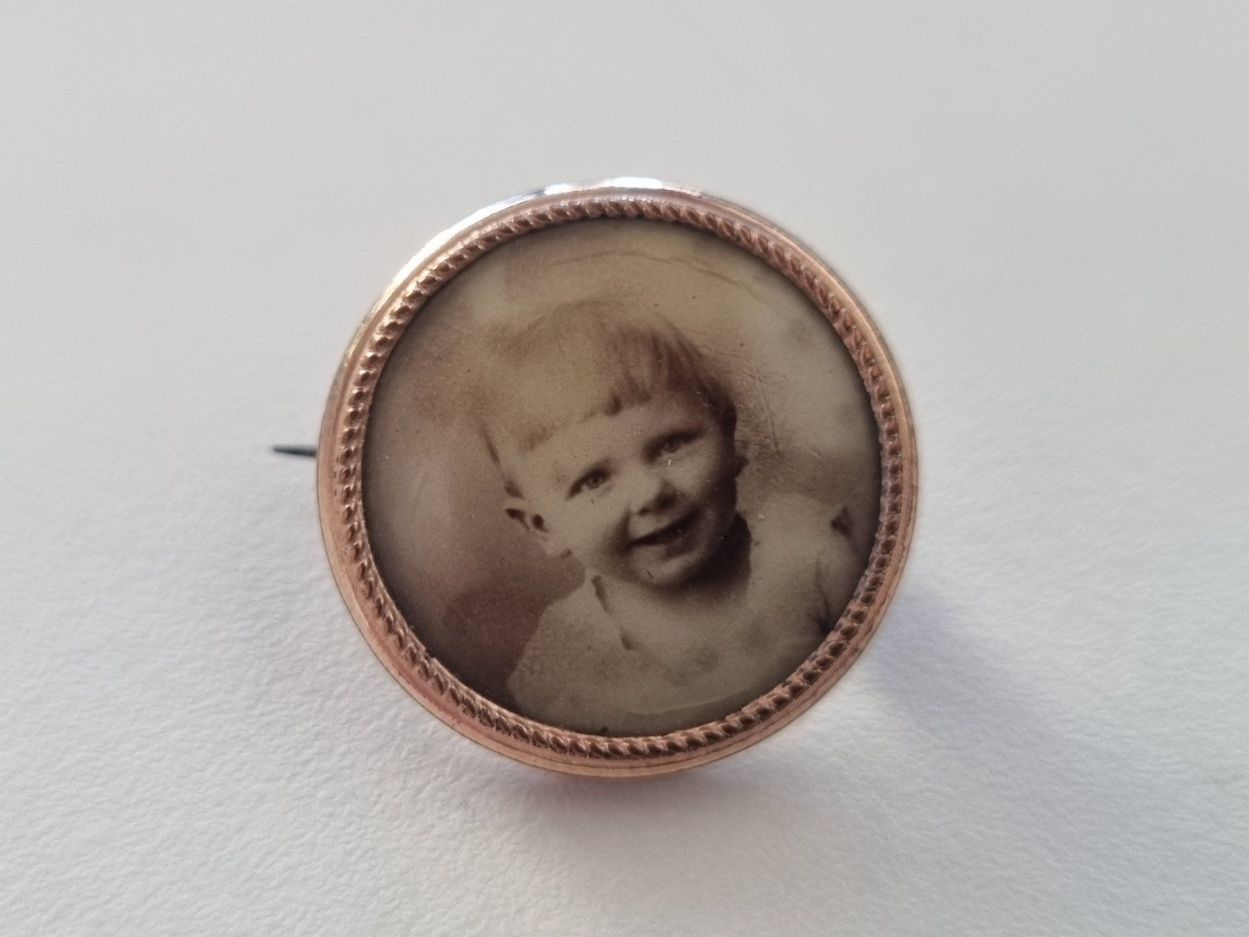 Spille & Fermagli: Antike Brosche mit Kinderfoto, um 1920, Viktorianisch – Usato da Lenzburg venduto da freedomky 1