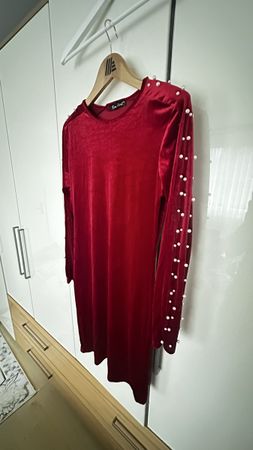 Rotes Samtkleid mit Perlenärmeln, Grösse XL, neuwertig!
