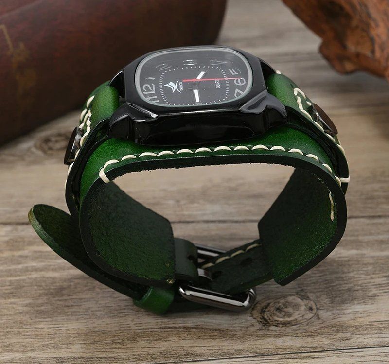 Orologi: Quarzuhr Leder grün Punk-Stil – Nuovo e nell'imballaggio originale da Lausanne venduto da WATCH-WORLD 1