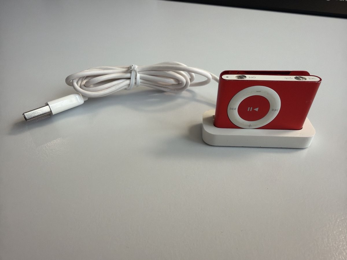 Apple Lettore multimediale portatile: Apple iPod Shuffle rot inkl Dock – Difettoso da Hauptwil venduto da Tifosi92
