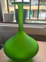 Vase en verre dépoli vert – design contemporain