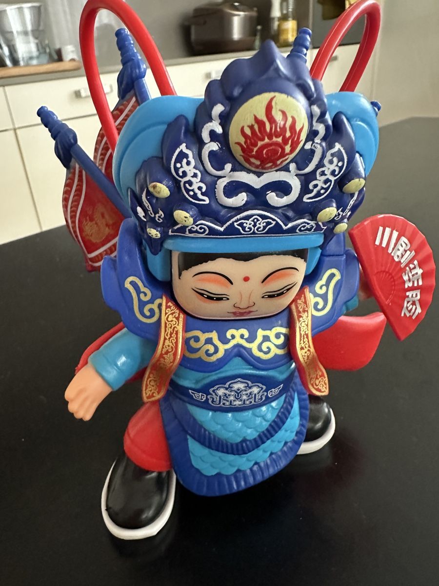 Bambole: Changing face Chinese Opera Warrior Toy – Nuovo (secondo la descrizione) da Gattikon venduto da Sarahs_Schatzkammer 4