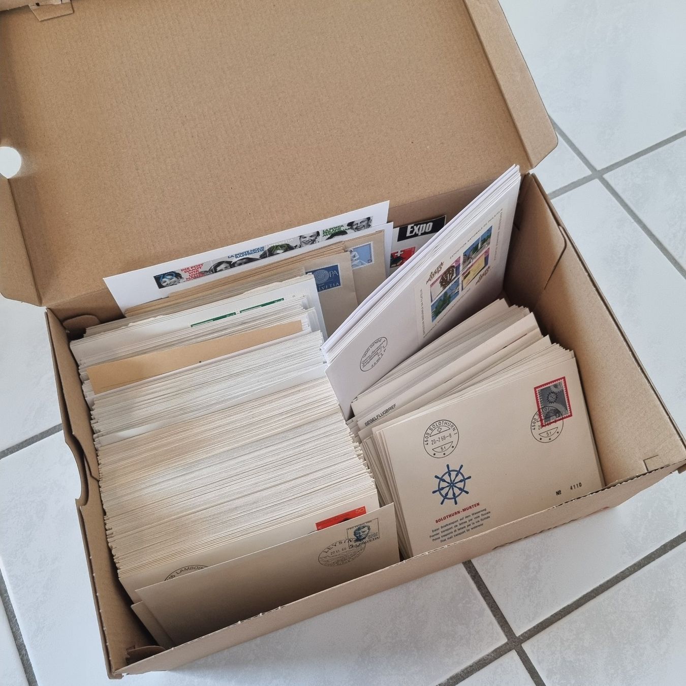 Tutti i francobolli: Schweiz FDC Lot: 10 Alben + Schuhkarton Ersttagsbriefe – Usato da Amriswil venduto da rubenallenspach 2