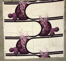 70er Stoff Satin geometrisches Muster ecru und violet Töne