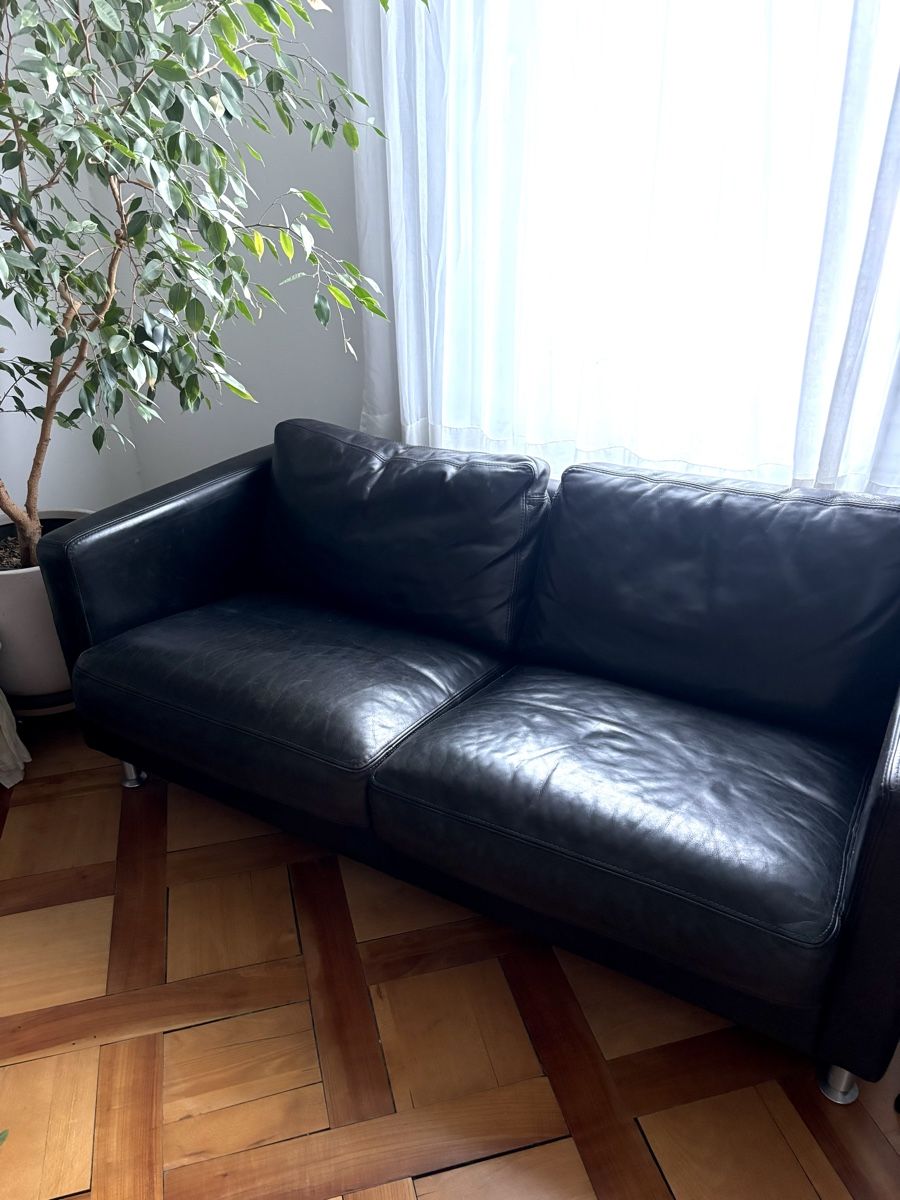 Divani: schwarzes Ledersofa, 2-er Sitz – Usato da St. Gallen venduto da Aliisanna