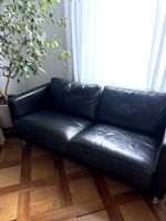 schwarzes Ledersofa, 2-er Sitz