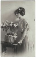 Romantik - Junge Dame mit Blumen, nachdenklich