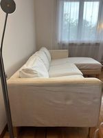 Helles Ecksofa mit Recamiere
