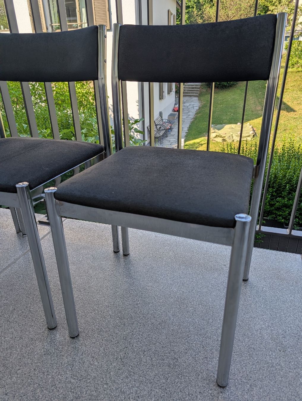Sedie: 4 schwarze Stühle mit Chrombeinen – Usato da Zürich venduto da Zuerich_Fan 1