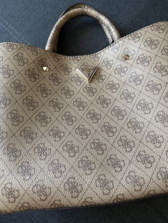 Handtasche Guess braun mit Logo Muster gebrauchter Zustand
