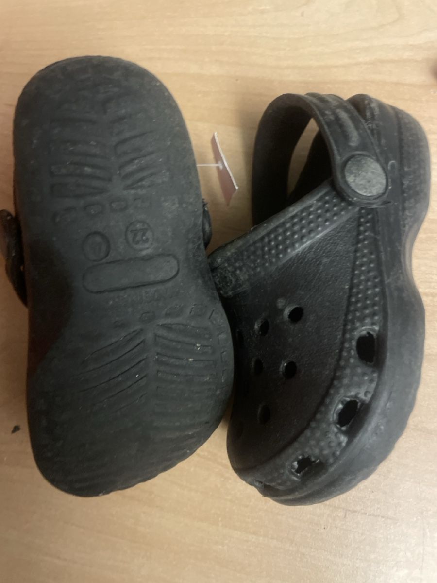 Scarpe per ragazzi: Kinder Clogs/Sandalen Grösse 22 schwarz gebraucht – Usato da Obergerlafingen venduto da cabo4 2