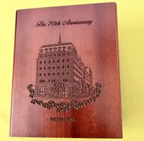 Holzuhr Weltzeit mit Bildrahmen 70th Anniversary Nomura