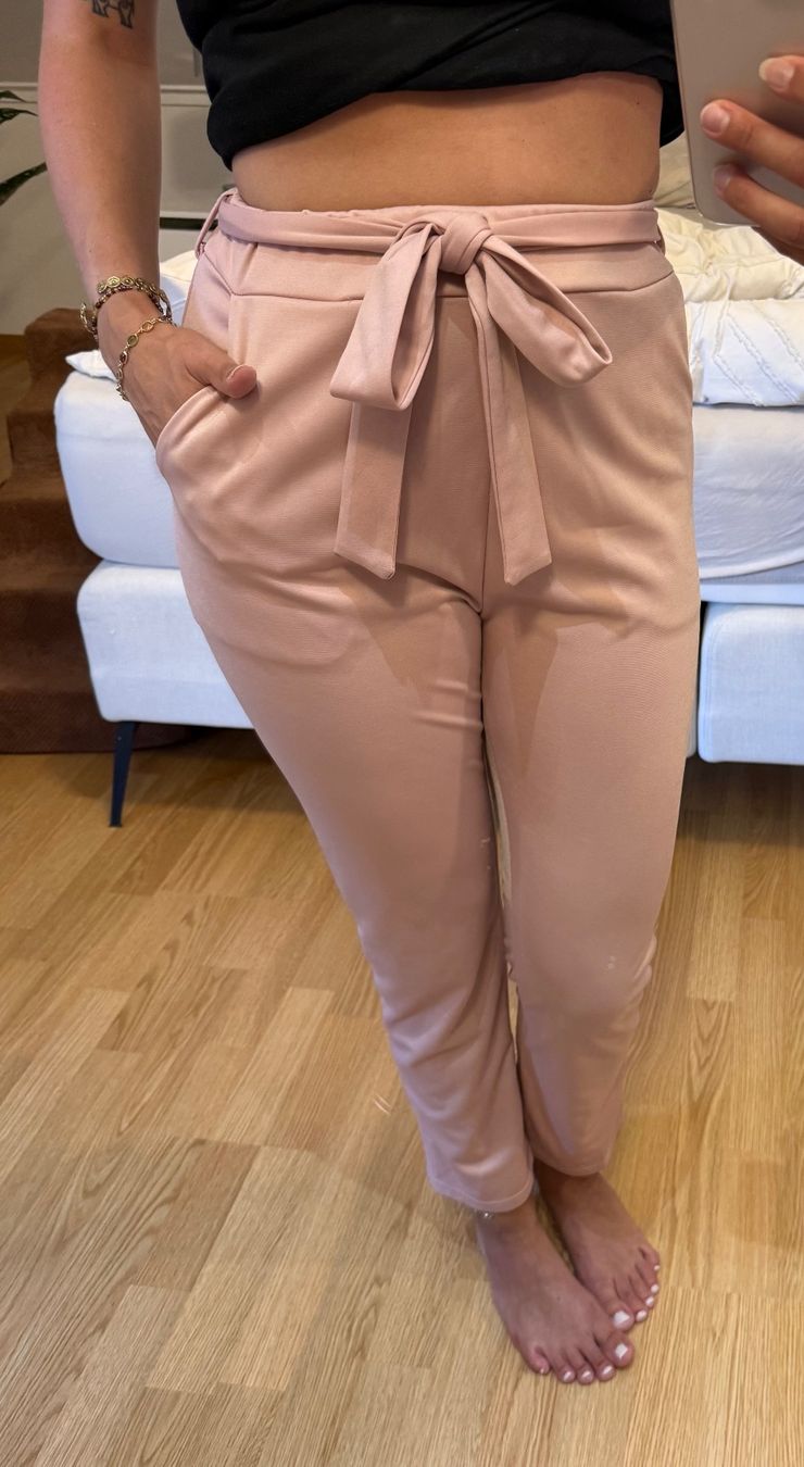Pantaloni: Rosa Stoffhose mit Gürtel  /  Grösse: 36 – Usato da Oberhofen Thun'see venduto da ClaudiaKelesh 2