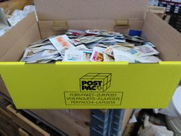 1 kg timbres de divers pays du monde - sur fragments