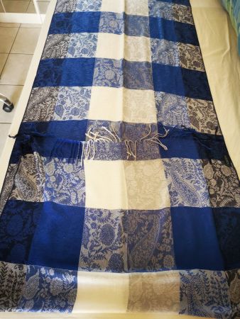 Foulard carreaux bleu blanc motifs cachemire
