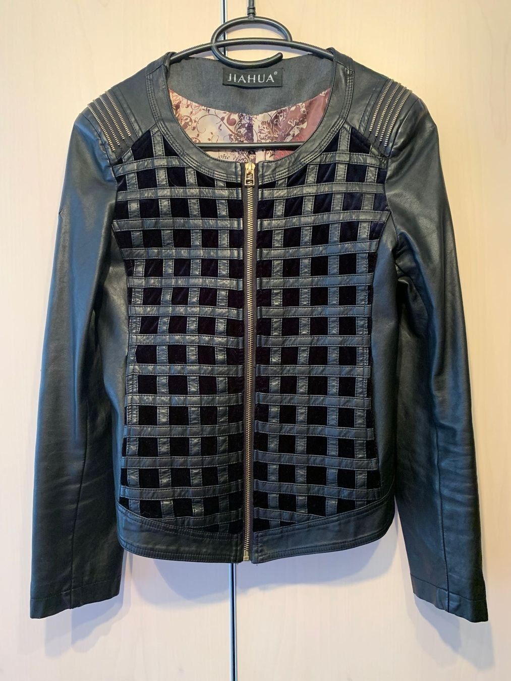Jacken: Schwarze Lederjacke mit Samteinsätzen, Gr. S – Gebraucht aus Rosshäusern von MiJoDoOl