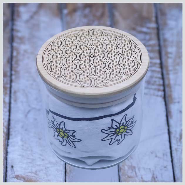 Tutte le decorazioni: Geschenkidee "Blume des Lebens" - Glas mit Buchendeckel – Nuovo e nell'imballaggio originale da Schwyz venduto da Riba6367 1