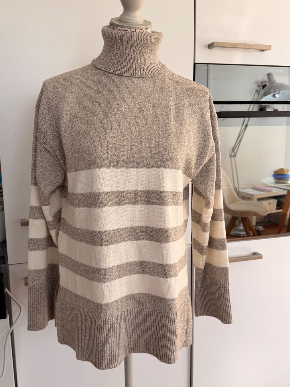 Cos Maglioni & Felpe: Rollkragenpullover COS , beige/weiss gestreift, Grösse XS – Nuovo (secondo la descrizione) da Zumikon venduto da ABrus01