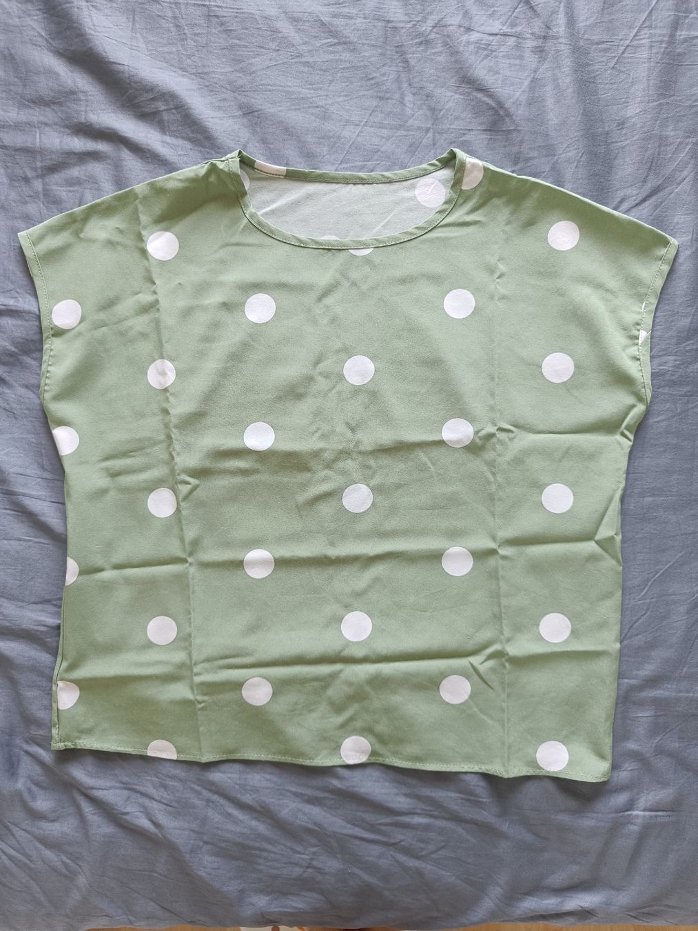 T-shirt: Vintage green polka dot shirt – Usato da Rotkreuz venduto da Prelovedswitzerland